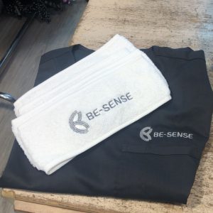 רקמה על סרט ראש וחלוק לקוסמטיקאית לחברת Be-SENSE