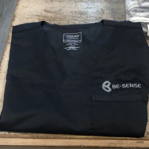 רקמה על חלוק לקוסמטיקאית לחברת Be-SENSE