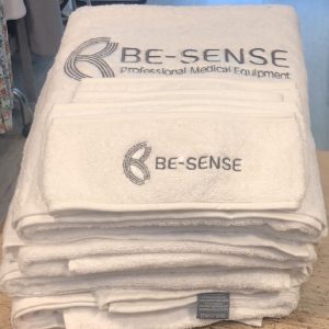 רקמה על מגבות וסרט ראש לקוסמטיקאית לחברת Be-SENSE