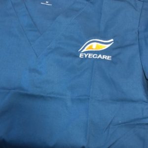 רקמת לוגו על חלוקי מרפאת עיניים וטרינרית EYECARE