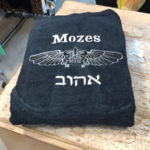 חלוק רחצה עם רקמה - סיירת חרוב עם כובע